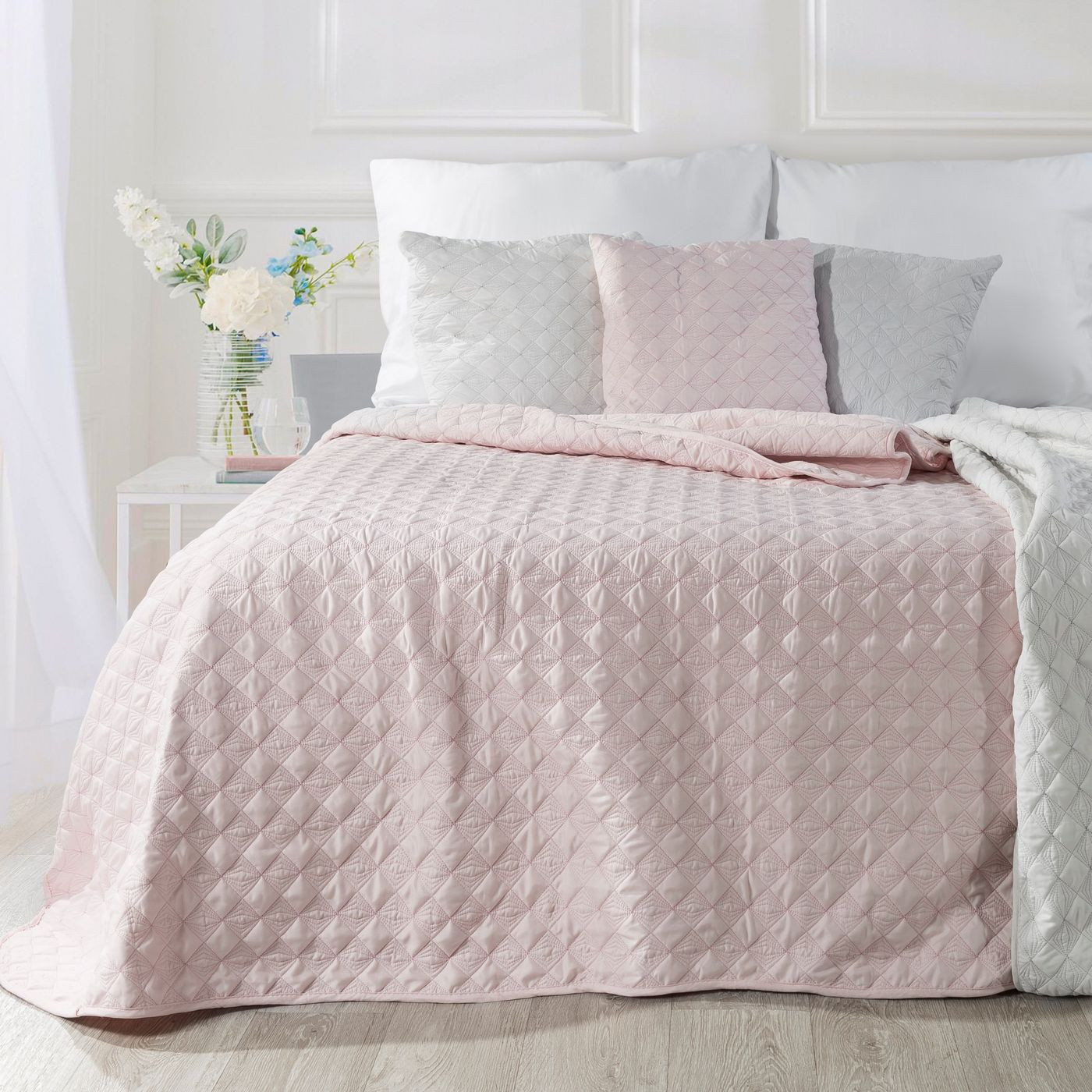 Narzuta na łóżko pikowana srebrna nić 200x220 cm różowa