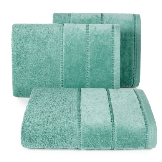 Ręcznik bawełniany ciemny zielony MARI z bordiurą z welwetu 70x140 cm Eurofirany o gramaturze 500 g/m2 - 70 x 140 cm - zielony