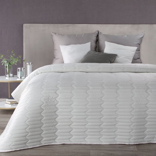 Narzuta na łóżko biała SOFIA 1 z matowego welwetu pikowana bezszwowo 220x240 cm Eurofirany - 220 x 240 cm - biały
