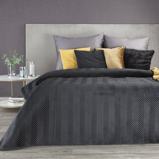 SOFIA CZARNA NARZUTA Z MATOWEGO WELWETU PIKOWANEGO W JODEŁKĘ 170x210 cm EUROFIRANY SOFIA CZARNA NARZUTA Z MATOWEGO WELWETU PIKOWANEGO W JODEŁKĘ 170x210 cm EUROFIRANY - 170 X 210 cm