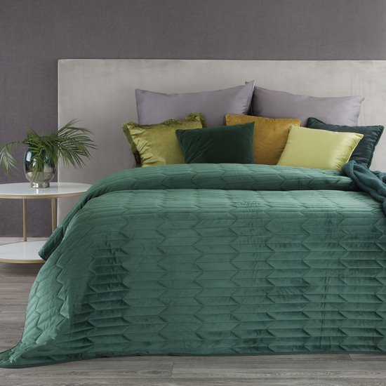 Narzuta na łóżko ciemna zielona SOFIA 1 z matowego welwetu pikowana bezszwowo 220x240 cm Eurofirany - 220 x 240 cm - ciemnozielony