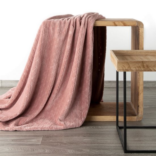 Koc różowy CINDY 4 z mikroflano na fotel wzór geometryczny 3D Design 91 - 70 x 160 cm - różowy