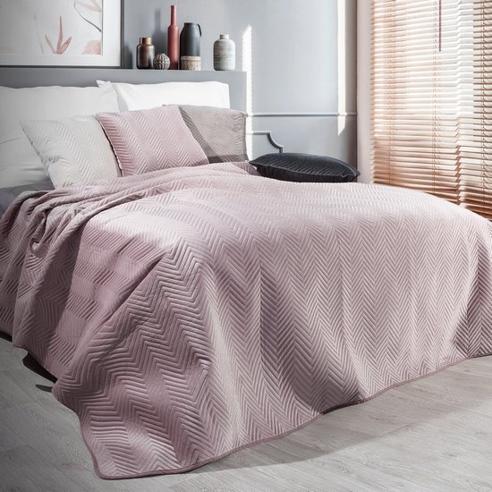 Narzuta pudrowa SOFIA z matowego welwetu pikowanego w jodełkę 230x260 cm EUROFIRANY Narzuta pudrowa SOFIA z matowego welwetu pikowanego w jodełkę 230x260 cm EUROFIRANY - 230 x 260 cm