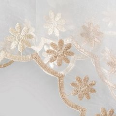 Firana z woalu haftowana w beżowe kwiaty biała na tunelu 400x160cm - 400 x 160 cm - biały 3